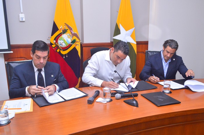 Juan Jose Yunez firma de convenio SEGINUS